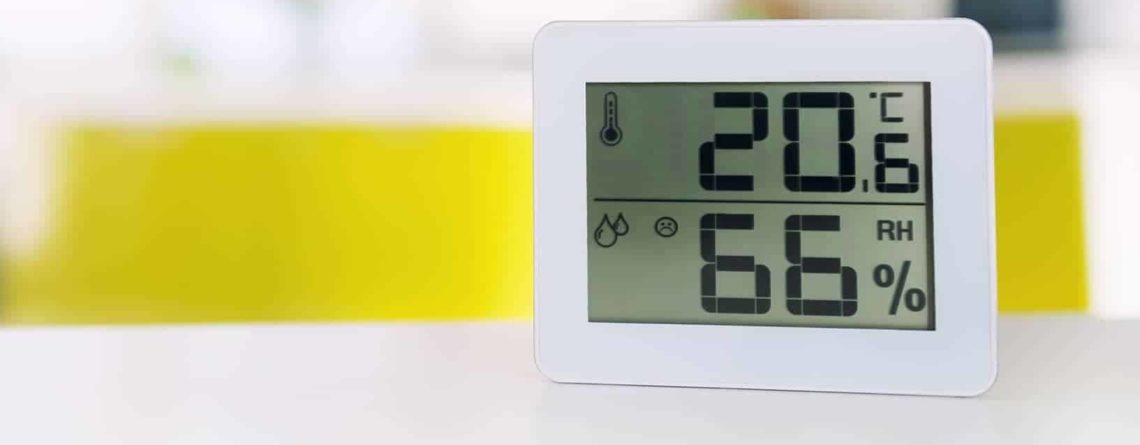 Thermostat qui mesure de la température et de l'humidité dans la chambre