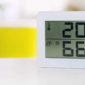 Thermostat qui mesure de la température et de l'humidité dans la chambre